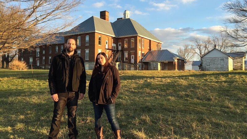 Hosts Nick Groff and Katrina Weidman outside the Randolph County Infirmary. – Bild: Discovery Communications