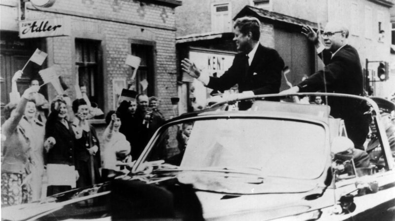 Der Marshallplan, der Wiederaufbau und die Lebensmittelspenden aus den USA bauen schnell das Vertrauen zwischen Deutschen und Amerikanern auf. – Bild: phoenix/​ZDF/​SPIEGEL TV