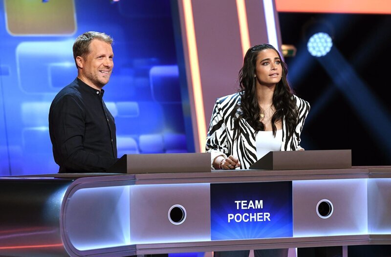 Die Kandidat:innen des Teams „Pocher“: Der Entertainer Oliver Pocher (l.) und die Moderatorin Amira Pocher (r.). – Bild: ARD/​Uwe Ernst