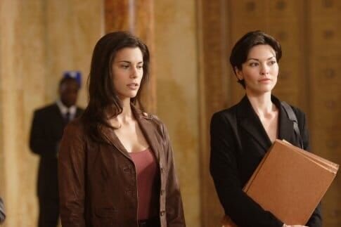 Detective Nina Cassady (Milena Govich), Connie Rubriosa (Alana De La Garza). – Bild: port.hu