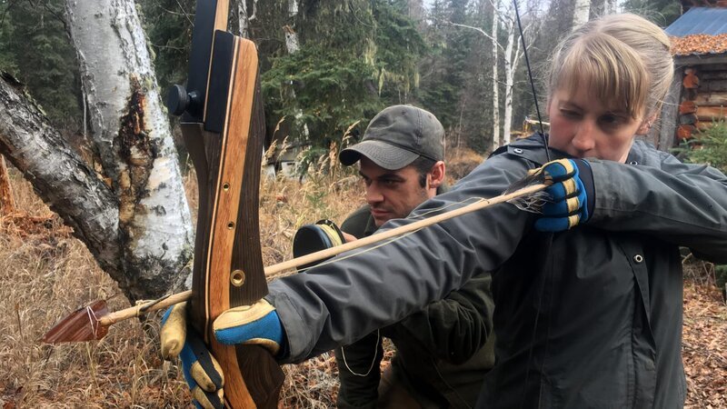 About to shoot an arrow. – Bild: Discovery Channel