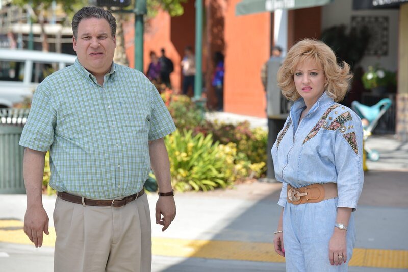 Die Goldbergs /​ Staffel 1 /​ Folge 1 /​ Haben alle Hände voll zu tun: Murray und Beverly Goldberg: Jeff Garlin als Murray Goldberg, Wendi McLendon-Covey als Beverly Goldberg /​ – Bild: Sony Pictures Television Inc.