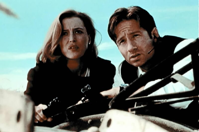 Scully (Gillian Anderson, l.) und Mulder (David Duchovny, r.) beobachten das Haus der Peacock Familie, die unter Verdacht steht, ein Baby gleich nach der Geburt vergraben zu haben … – Bild: SYFY