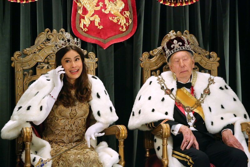 In seiner Todesangst wendet sich Walden an Zoey (Sophie Winkleman, l.). Doch diese führt bereits an ganz anderes Leben, in dem er keinen Platz mehr hat … – Bild: Warner Brothers Entertainment Inc. Lizenzbild frei