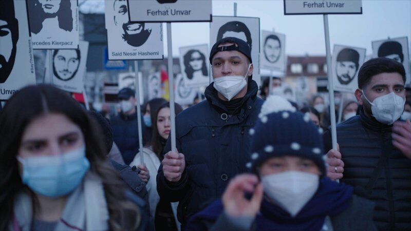 Carlos bei einer Demonstration, die an die Opfer des Mordanschlags in Hanau erinnert. – Bild: ZDF und Marcin Wierzchowski