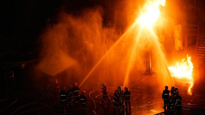 Fireman in firefighting at night. – Bild: This content is subject to copyright. /​ Phonix_a