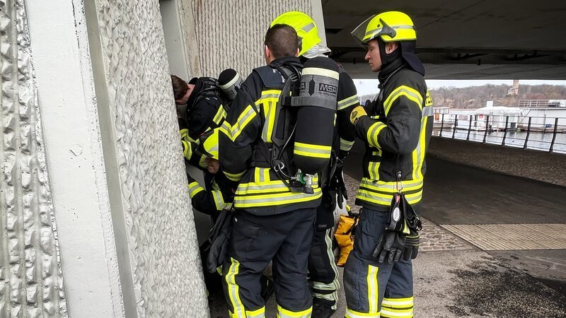 Die Rettungsdienste haben Schwierigkeiten, das Schloss zu öffnen. – Bild: DMAX