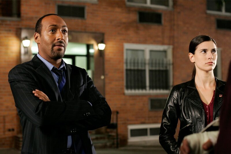 L-R: Detective Ed Green (Jesse L. Martin), Detective Nina Cassady  (Milena Govich) – Bild: NBC Universal, Inc.