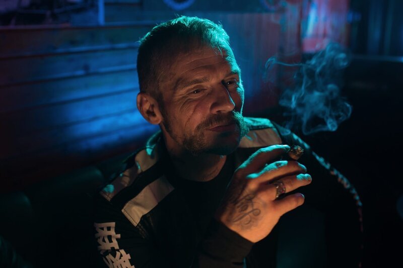 Redwan (Tibo Vandenborre), ein ehemaliger Fremdenlegionär, soll für den Drogenboss Ferry Bouman herausfinden, ob Bob wirklich, wie er behauptet hat, bei der Legion war. – Bild: ZDF und Jo Voets