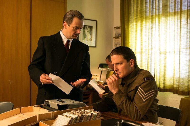 Dalton (Matthias Matschke) und ein englischer Codeknacker (Holger Stockhaus) versuchen, in der MI6-Zentrale den Code der Enigma zu entschlüsseln. – Bild: ZDF und Kai Schulz