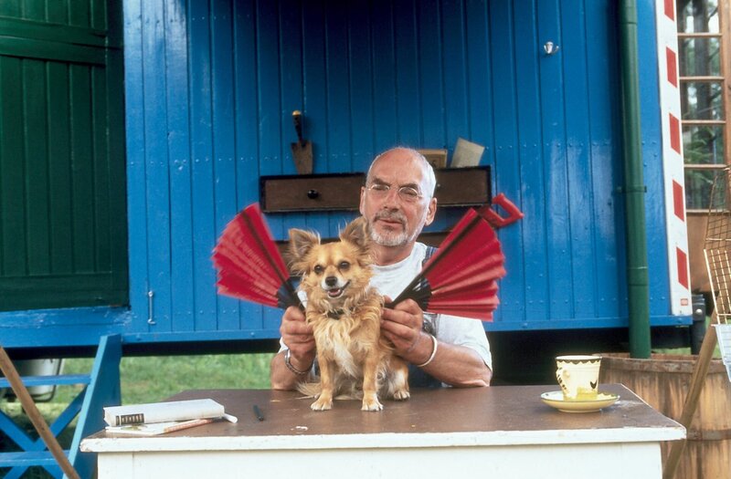 Weshalb hat ein Hund keine Flügel, aber dafür vier Beine? Könnten doch auch drei oder fünf Beine sein? Peter Lustig findet es heraus. Dafür muss er weit zurück in die Urzeit gehen. – Bild: ZDF