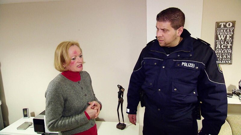 Die Beamten tun alles, was sie können, um der verzweifelten Frau zu helfen. – Bild: RTL Die Beamten tun alles, was sie können, um der verzweifelten Frau zu helfen. – Bild: RTL