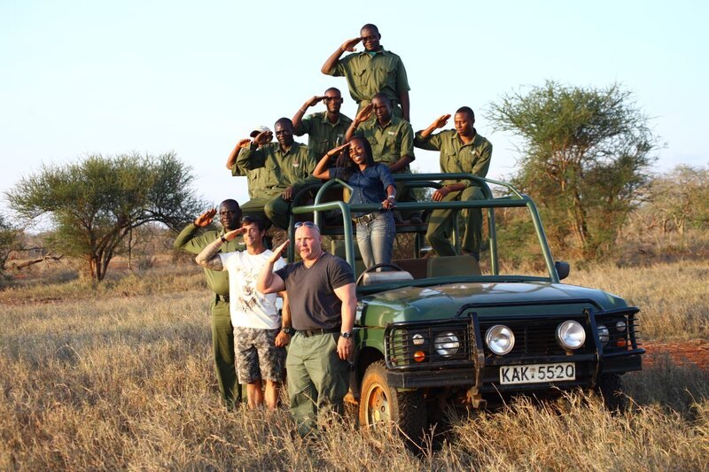 Chris, Maggie and Travis with the Wildlife Ranger team. – Bild: Animal Planet /​ George Loxton /​ Discovery Communications