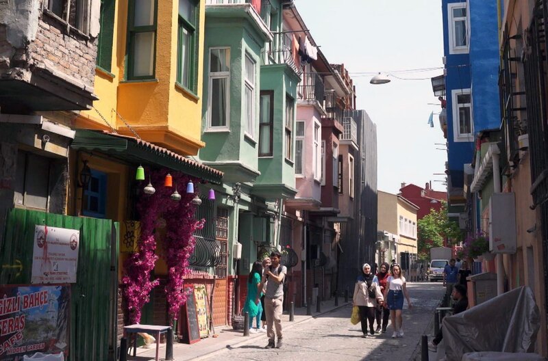 Ladino heißt die Sprache der sephardischen Juden, die 1492 aus Spanien vertrieben wurden und sich im Mittelmeerraum, darunter im Osmanischen Reich, niederließen. – Bild: Elephant Doc