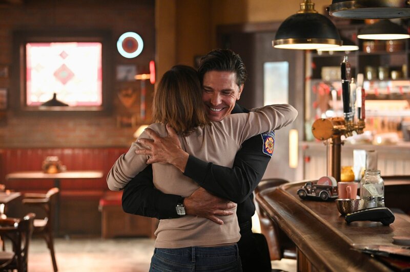 Sharon Leone(Diane Farr, l), Luke Leone(Michael Truce, r) – Bild: Universal TV