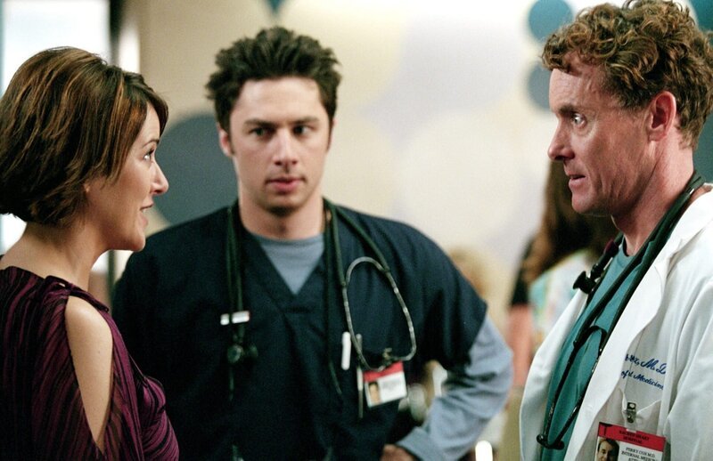 „Scrubs – Die Anfänger“, „Mein Nachtdienst.“ Erstmals in ihrer Laufbahn als Ärzte absolvieren J.D., Turk und Elliot gemeinsam einen Nachtdienst, ohne dass ein Oberarzt anwesend ist. Zunächst freuen sich die drei darüber, endlich allein das Sagen zu haben. Das Lachen vergeht ihnen, als ihnen die damit verbunde Verantwortung bewusst wird.Im Bild (v.li.): Christa Miller (Jordan Sullivan), Zach Braff (John ‚J.D.‘ Dorian), John C. McGinley (Dr. Perry Cox). – Bild: ORF/​Disney/​Mitchell Haaseth