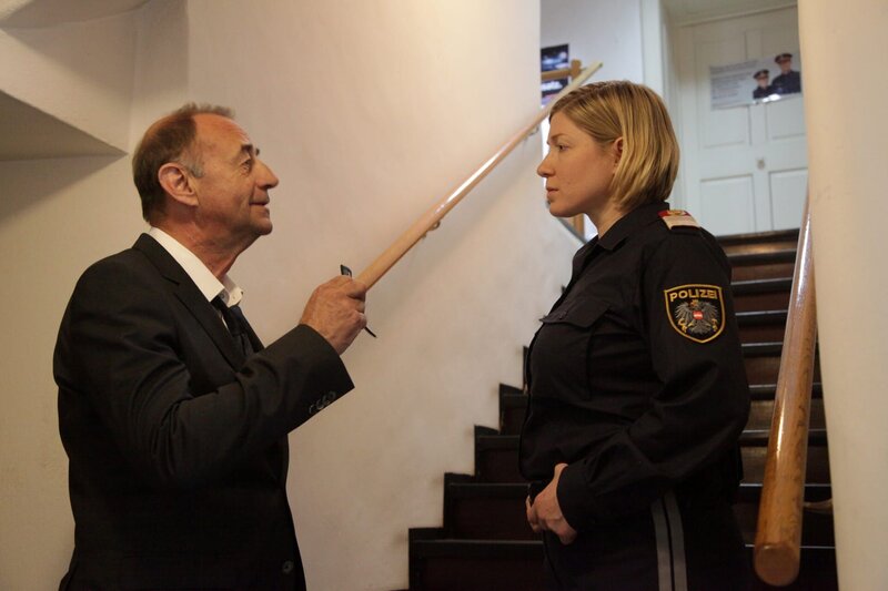 Dirnberger ist nach Leutschach gekommen um vor Ort die Anschuldigungen gegen Ribarski und Nowak zu klären. (v.l.n.r.: Oberst Otto Dirnberger (Dietrich Siegl), Bezirksinspektorin Daniela Nestler (Ines Honsel)).  „SOKO Wien – Filmriss“: Dirnberger im Gespräch mit Daniela Nestler. Fotograf: Stefan Haring – Bild: Bavaria Media GmbH /​ Die Verwendung ist nur bei redaktioneller Berichterstattung im Rahmen einer Programmankündigung ab 2 Monate vor der ersten Auss /​ © Bavaria Media
