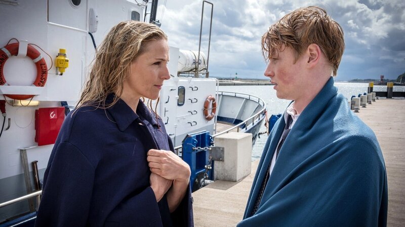 Praxis mit Meerblick – Der einsame Schwimmer Mutter und Sohn müssen plötzlich als Rettungsschwimmer agieren: Tanja Wedhorn als Nora Kaminski, Lukas Zumbrock als Kai Kaminski – Bild: SRF/​ARD Degeto/​Boris Laewen
