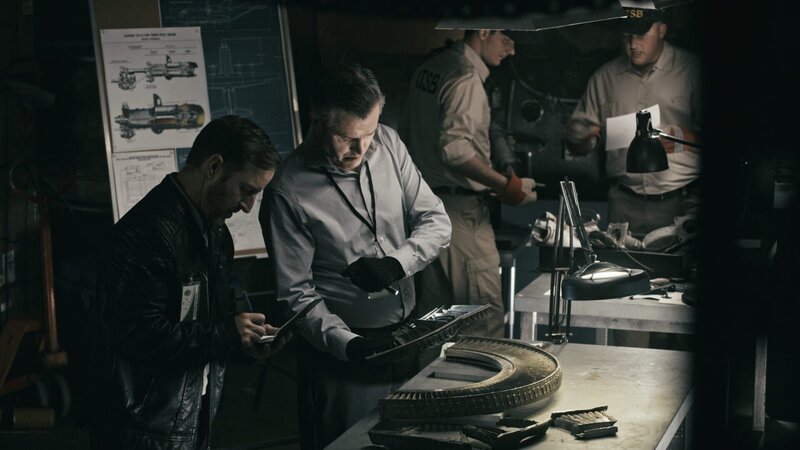 Der leitende Ermittler des ATSB (gespielt von Benjamin James) untersucht das Wrack des Coulson Aviation Fluges B-134, um festzustellen, ob ein Triebwerksausfall die Ursache für den Absturz des Flugzeugs in Ostaustralien sein könnte. – Bild: National Geographic