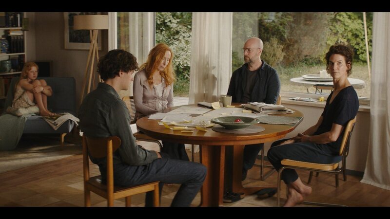 „Die Familie spricht mit dem Bestatter“ Thomas Bornemann, Bestatter – Stephan Zinner; Bibi – Bibiana Beglau; Clemens – Thomas Prenn; Ulrike – Andrea Sawatzki; Stella – Stella Kann – Bild: Julian Krubasik / Claussen+Putz Filmproduktion GmbH / Bayrischer Rundfunk „Die Familie spricht mit dem Bestatter“ Thomas Bornemann, Bestatter – Stephan Zinner; Bibi – Bibiana Beglau; Clemens – Thomas Prenn; Ulrike – Andrea Sawatzki; Stella – Stella Kann – Bild: Julian Krubasik / Claussen+Putz Filmproduktion GmbH / Bayrischer Rundfunk