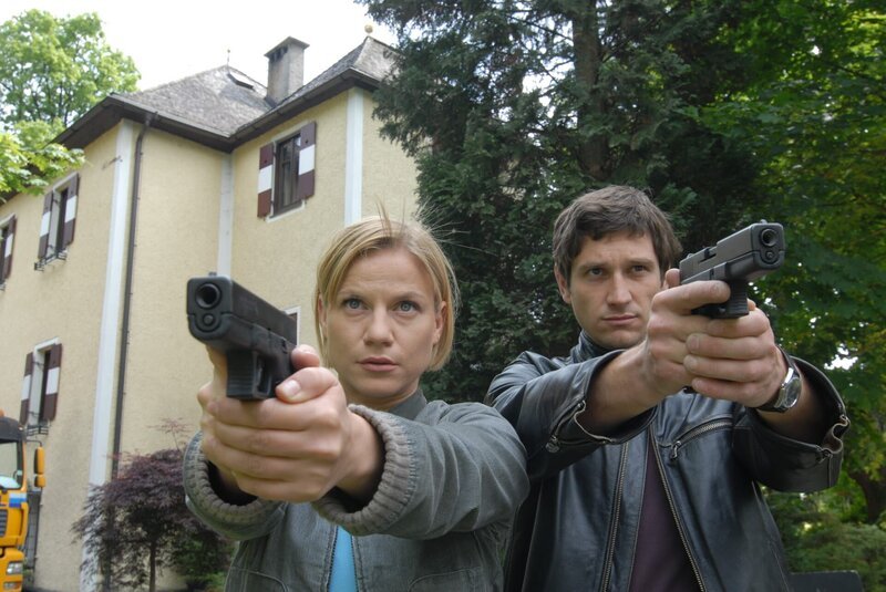 SOKO-Ermittlerin Karin Kofler (Kristina Sprenger) und ihr Kollege Klaus Lechner (Andreas Kiendl) im Einsatz. – Bild: ZDF /​ Bernd Schuller