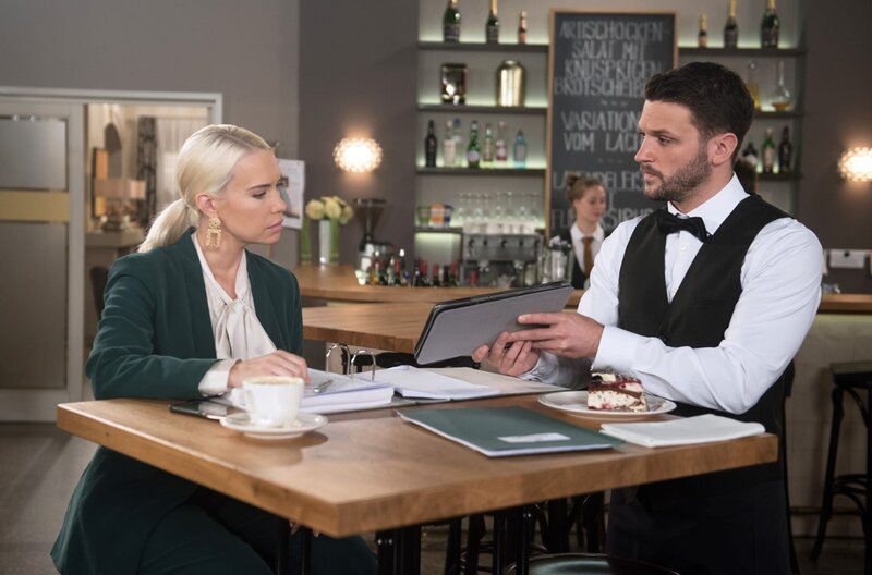 David (Arne Rudolf, r.) zeigt Amelie (Lara-Isabelle Rentinck, l.) auf, dass es besser wäre, Gunters Angebot anzunehmen. – Bild: ARD/​Nicole Manthey