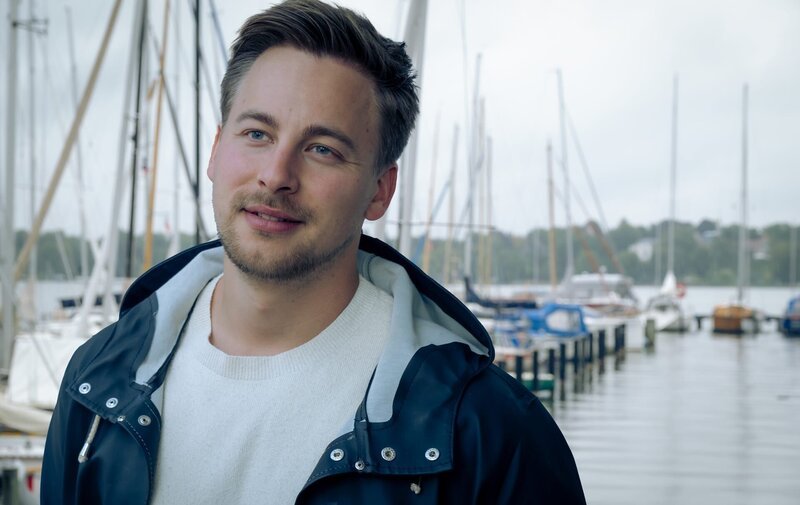 Marc (Timmi Trinks) wollte sich mit Julia ein paar schöne Stunden auf dem Boot seiner Eltern machen, doch dann kam alles anders. – Bild: Conny Klein