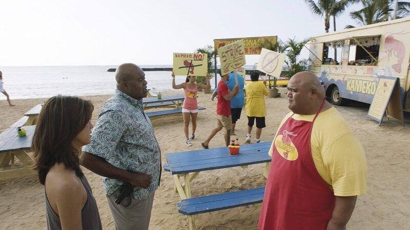 „Hawaii Five-0“, „Der weiße Hai.“ Großwildjäger Sam Harrison muss seine großspurige Ankündigung im Netz, auf Hawaii einen Weißen Hai zu jagen, mit dem Leben bezahlen. Am Hafen findet man seine Leiche, die wie ein kapitaler Fang aufgehängt wurde. Zur gleichen Zeit wird Leia Rozen aus dem Meer gefischt. Die junge Frau war die Enkelin eines Holocaust-Überlebenden, die die ehemaligen Peiniger ihres Großvaters aufgespürt hatte. Wie hängen diese beiden Morde zusammen? Im Bild (v.li.): Grace Park (Kono Kalakaua), Chi McBride (Lou Grover), Taylor Wiley (Kamekona). – Bild: PLURIMEDIA (CBS Broadcasting Inc.)