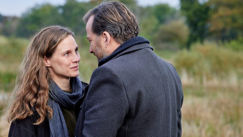 Ann Kathrin Klaasen (Picco von Groote) und Frank Weller (Christian Erdmann) sind in der letzten Zeit noch stärker zusammengewachsen, sowohl als Kollegen und auch als Paar. – Bild: ZDF und Sandra Hoever