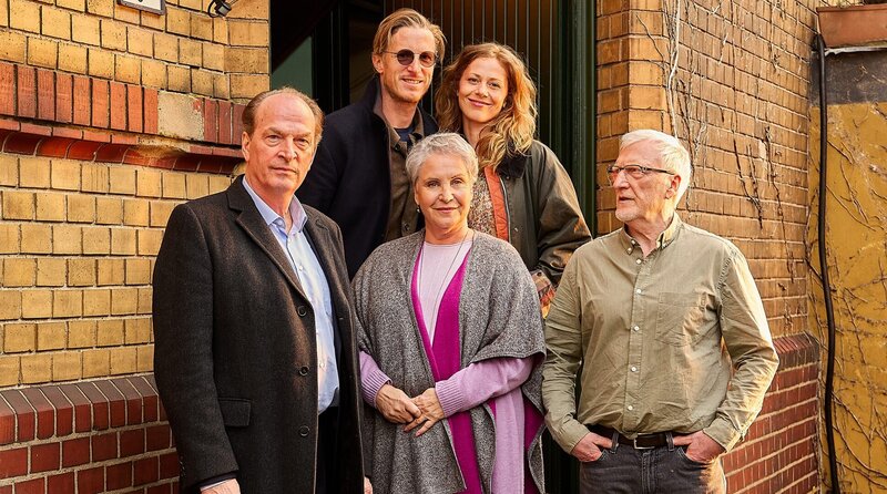 ARD Degeto ANNA UND IHR UNTERMIETER: PLÖTZLICH SCHWIEGERMUTTER, mit Jens (Golo Euler), Karin (Katharina Schlothauer), Horst Schulte-Bräucker (Herbert Knaup), Anna (Katerina Jacob) und ihrem Untermieter Werner Kurtz (Ernst Stötzner). – Bild: ARD Degeto Film/​Kai Schulz