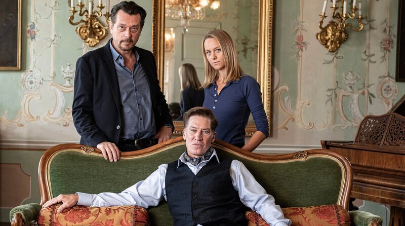Chefinspektor Sascha Bergmann (Hary Prinz, li.) und seine Kollegin Anni Sulmtaler (Anna Unterberger, re.) befragen Otto von Glanzberg (Tobias Moretti, Mitte). – Bild: ARD Degeto Film/​Allegro Film/​Toni Muhr