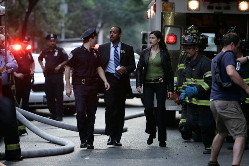 L-R: Detective Ed Green (Jesse L. Martin), Detective Nina Cassady (Milena Govich) – Bild: NBC Universal, Inc. /​ 13TH Street