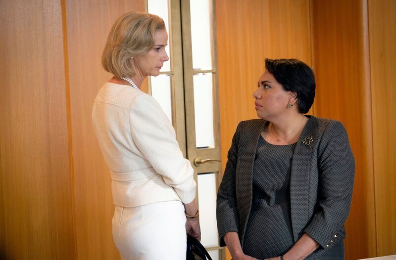 Premierministerin Rachel Anderson (Rachel Griffiths) und Alex Irving (Deborah Mailman). – Bild: HR/​Blackfella Films & all3media international
