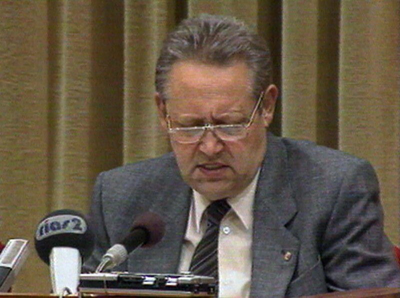 Am Abend des 9. November 1989 verlas das Politbüromitglied Günter Schabowski (Foto) auf einer Pressekonferenz, die live im DDR-Fernsehen übertragen wurde, die Nachricht über eine neue Reiseregelung, die von je zwei hohen Offizieren des Innenministeriums und der Staatssicherheit formuliert worden war. Mit diesen Sätzen sicherte er sich einen Platz in der Geschichtsschreibung: „Privatreisen nach dem Ausland können ohne Vorliegen von Voraussetzungen beantragt werden. Die Genehmigungen werden kurzfristig erteilt. Ständige Ausreisen können über alle Grenzübergangsstellen der DDR zur BRD erfolgen.“ Einmal live den Medien der ganzen Welt verkündet, führten diese Sätze, die Tausende Berliner veranlassten, zu den Grenzübergangsstellen zu ziehen und massiv deren Öffnung zu verlangen, bereits am selben Abend zur Maueröffnung. – Bild: ZDF und rbb