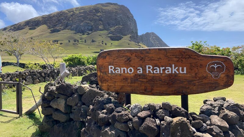 Die Moai wurden aus dem Gestein des Vulkans Rano Raraku gefertigt. – Bild: © PBS (Public Media Distribution)/WeltN24 GmbH Die Moai wurden aus dem Gestein des Vulkans Rano Raraku gefertigt. – Bild: © PBS (Public Media Distribution)/WeltN24 GmbH