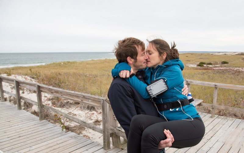 Charlotte (Nike Fuhrmann) und ihr Mann Alec (Stefan Murr) halten fest zusammen. – Bild: ZDF