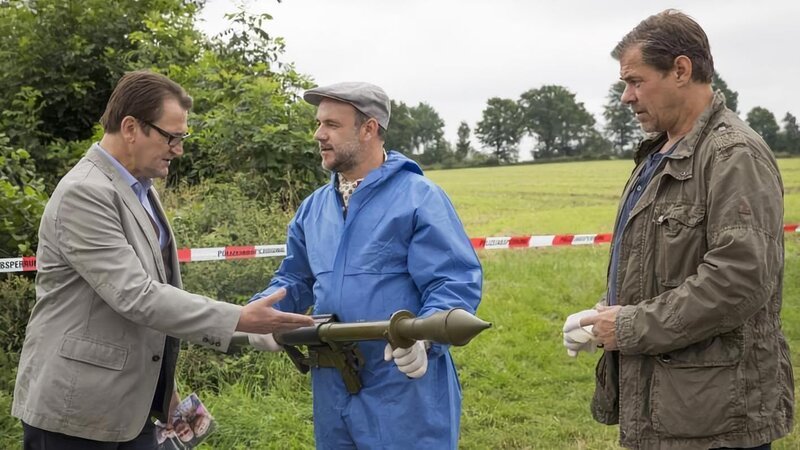 Morden im Norden Folge 53 – UNTERTITEL: Am Limit – CAPTION: ARD MORDEN IM NORDEN IV. Staffel, Folge 53, „Am Limit“, am Montag (28.11.16) um 18:50 Uhr im ERSTEN. Ein maskierter Mann hat mit einer Panzerfaust einen Geldtransporter überfallen. Kommt das Team von der Kripo Lübeck dem Täter auf die Spur? V.l.n.r. Lars Englen (Ingo Naujoks), Dr. Strahl (Christoph Tomanek), Finn Kiesewetter (Sven Martinek). – Bild: ARD/​Georges Pauly