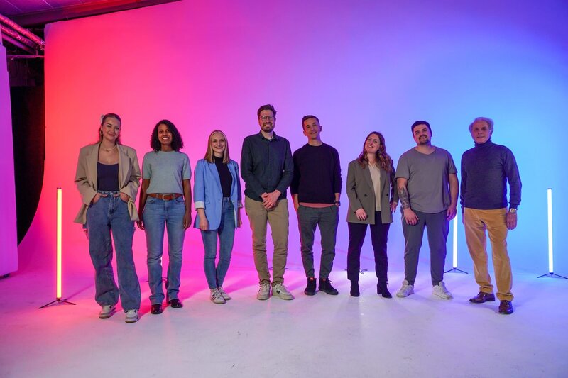 Moderator Eric Mayer hat zusammen mit Dr. Markus Germar, Sozialpsychologe an der Universität Hildesheim, Menschen in einem Studio zusammengebracht, um mit ihnen über die negativen und positiven Auswirkung von Gruppen zu sprechen. – Bild: ZDF und Henning Sliwa