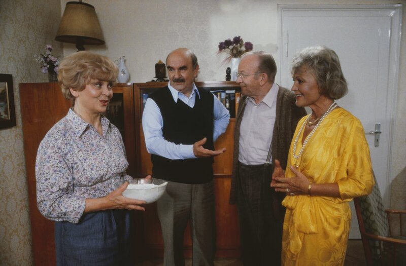 Von links: Frau Schöninger (Bruni Löbel), Schöninger (Walter Sedlmayr), Herr von Hasenbeck (Joachim Wichmann) und Frau Iberl (Ida Krottendorf). – Bild: BR/​Neue Münchner Fernsehproduktion