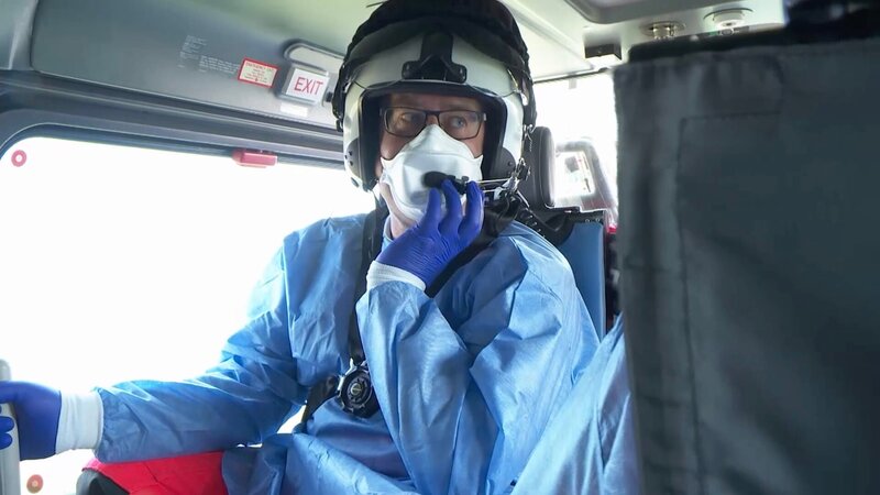 Doctor Tim in the back of the helicopter, monitoring the patient during their journey to hospital – Bild: DMAX