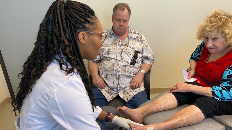Dr. Ebonie Physically checking on Alisa’s foot – Bild: TLC