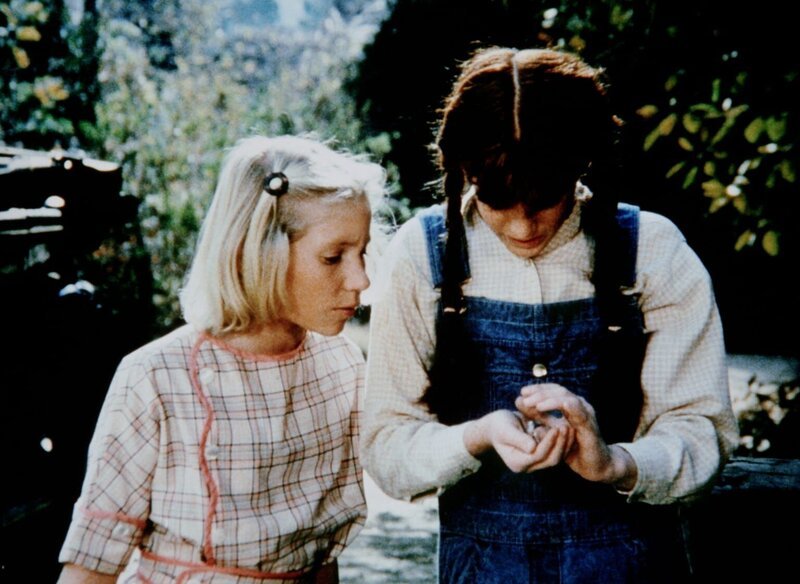 Elizabeth (Kami Cotler, r.) hat einen kleinen Vogel gefunden. Zusammen mit ihrer Freundin Aimée (Rachel Longaker, l.) beschließt sie, ihn wieder zurück ins Nest zu setzen. – Bild: WARNER BROS. INTERNATIONAL TELEVISION