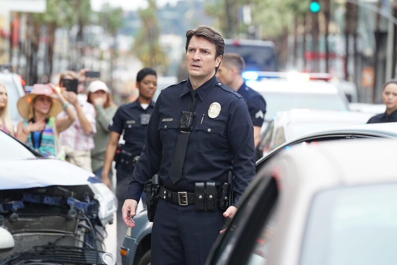 John Nolan (Nathan Fillion) kommt seinem Traum, Polizist zu werden, immer näher. Als Rookie des LAPD in Los Angeles hat er seinen ersten Einsatz. Doch konnte ihn die Polizeiakademie auf die ungeschönte Realität im Streifendienst vorbereiten? – Bild: ZDF
