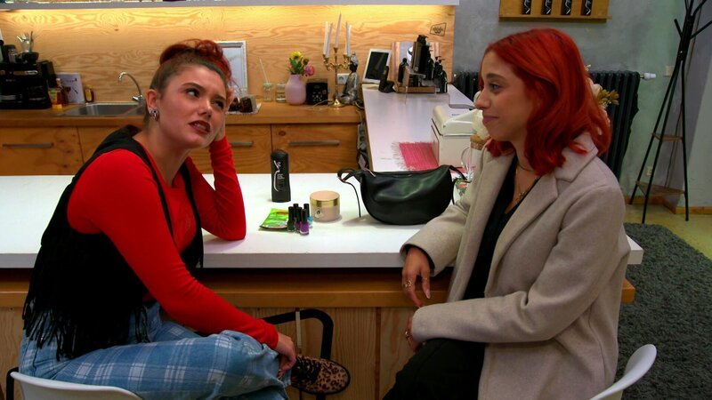 Malte ist irritiert, als Chiara und Valentina sich verabreden. Der peinliche Moment vor Weihnachten lässt ihn nicht los, und er grübelt, ob Chiara wohl Valentina davon erzählt. Am Ende landet Malte wieder in einer brisanten Situation. – Bild: RTLZWEI