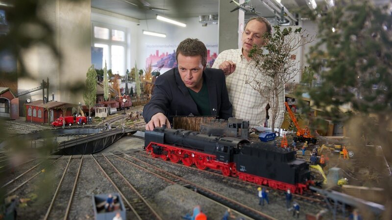Nur der Vereinsvorsitzende Hans Roos (Andreas Schröders, r.) wusste um den Wert von Peschels Modelleisenbahnen und kann seinen Neid kaum verbergen. Doch seine Abneigung scheint noch tiefer zu gehen. Das bemerkt Sven Herzog (Michael Härle, l.). – Bild: ZDF und Marc Meyerbröker
