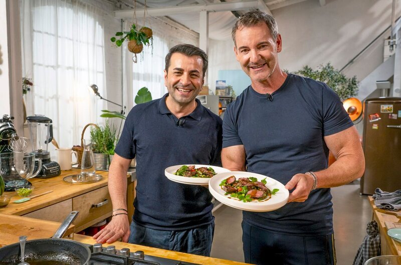 Ali Güngörmüş hat für seinen Gast Christian Henze einen bunten Bohnensalat gekocht, zu dem er zarte Rinderstreifen gebraten hat. – Bild: SWR/​Christopher Nußbaumer