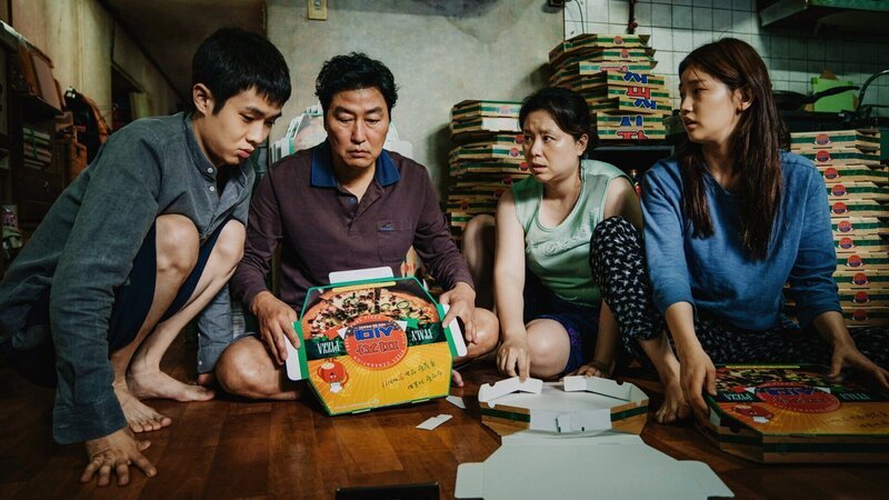 Parasite Halten sich mit Tricksereien über Wasser: Choi Woo-shik als Ki-woo, Song Kang-ho als Kim Ki-taek, Chang Hyae Jin als Chung-sook, Park So Dam als Ki-jung – Bild: SRF/2019 CJ ENM CORPORATION, BARUNSON E&A Parasite Halten sich mit Tricksereien über Wasser: Choi Woo-shik als Ki-woo, Song Kang-ho als Kim Ki-taek, Chang Hyae Jin als Chung-sook, Park So Dam als Ki-jung – Bild: SRF/2019 CJ ENM CORPORATION, BARUNSON E&A