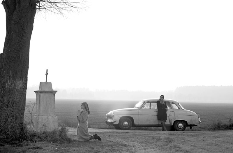 Über viele Jahre hinweg war der Glaube Annas (Agata Trzebuchowska, li.) einziger Halt. Ihre Tante Wanda hingegen (Agata Kulesza, re.) hält nicht viel vom Gebet. – Bild: MDR/​ARTE France/​Sylwester Kaźm