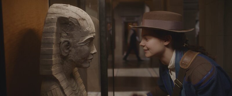 Theodosia (Eloise Little) begrüßt die lieb gewordenen Ausstellungsstücke in ihrem Zuhause- dem Museum für Legenden und Artefakte. – Bild: Honorarfrei – nur für diese Sendung inkl. SocialMedia bei Nennung ZDF und Cottonwood Media – ZDF – ZDF Studios.