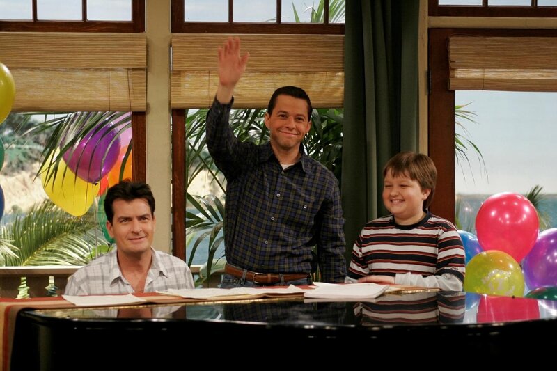 L-R: Charlie Harper (Charlie Sheen),Alan (Jon Cryer),  Jake Harper (Angus T. Jones) – Bild: TNT Comedy (DE) /​ GREG GAYNE